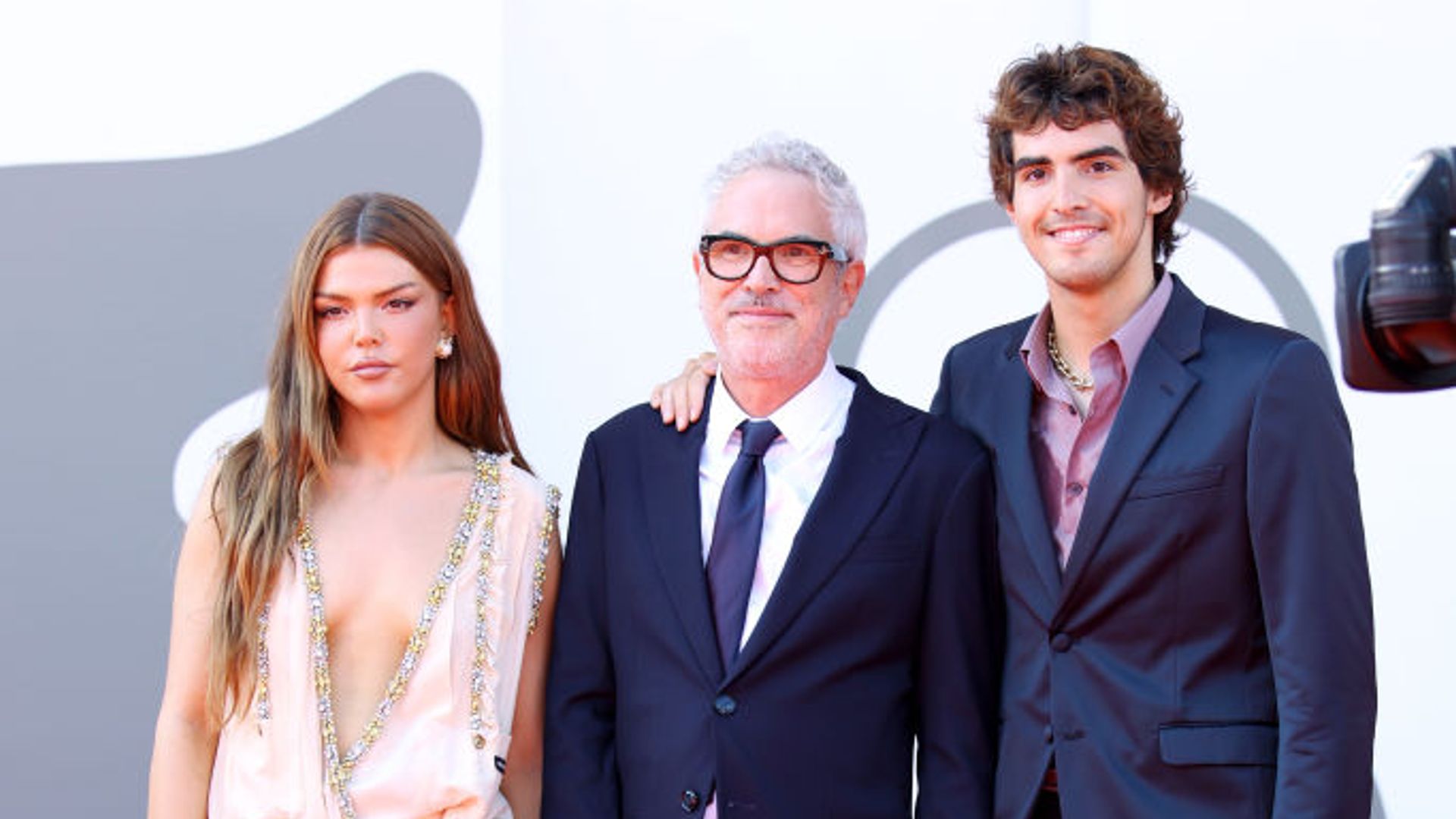 Alfonso Cuarón llega a Venecia con la mejor compañía, sus hijos Bu y Olmo