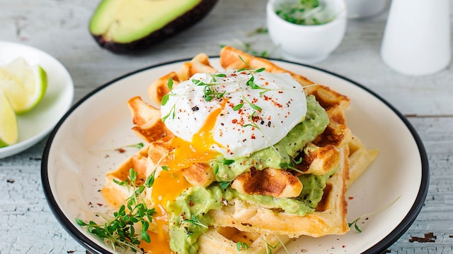 Gofre con aguacate y huevo poché
