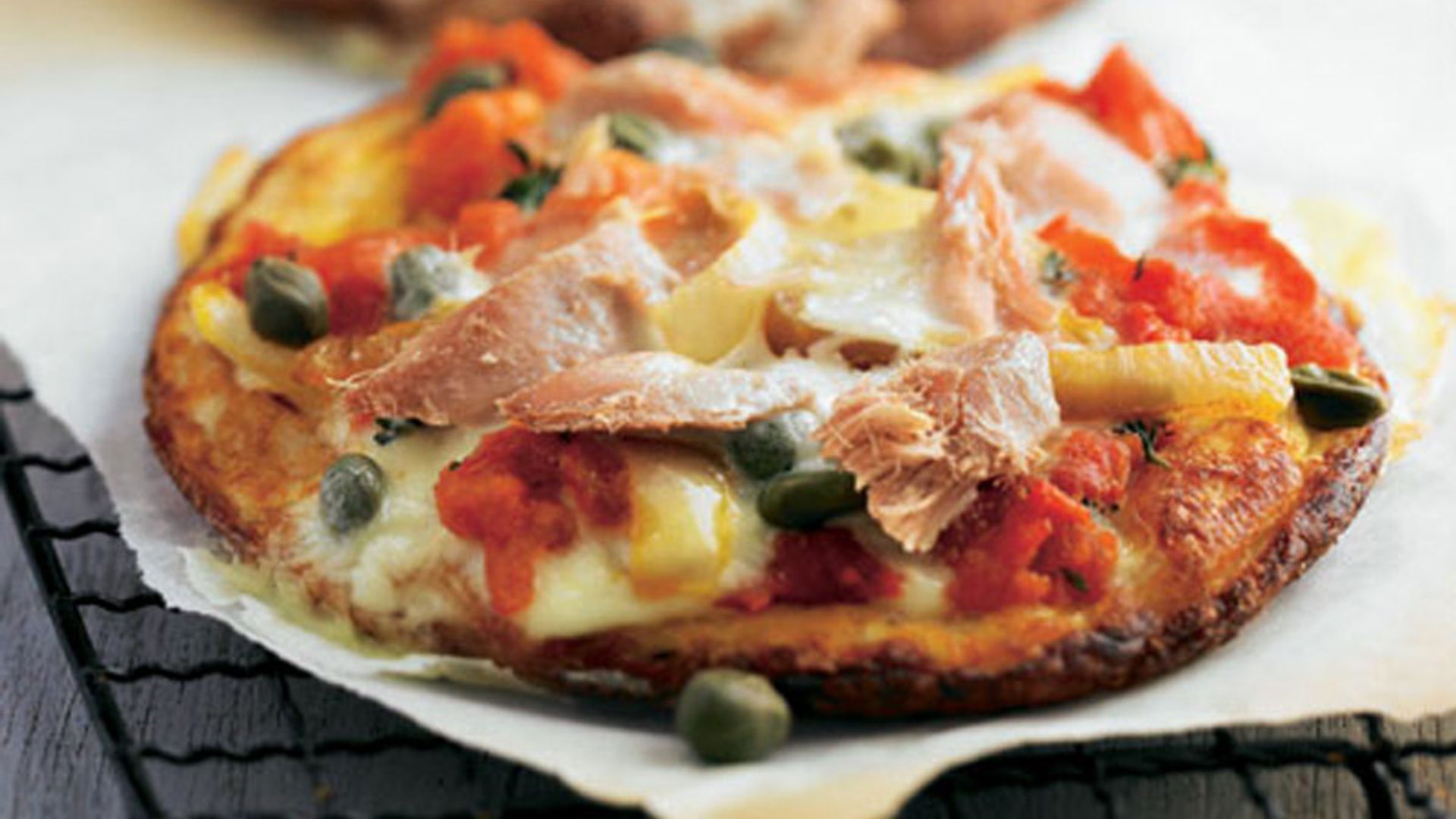 'Pizza' de atún con tomate y 'mozzarella'