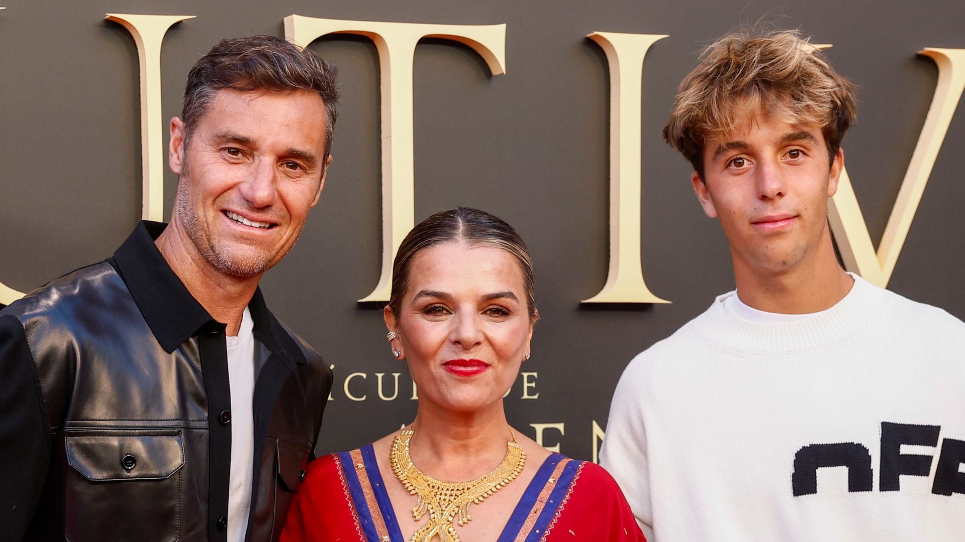 Iván Helguera con su mujer y sus hijos en el estreno de El cautivo en Madrid. 10 de septiembre de 2025