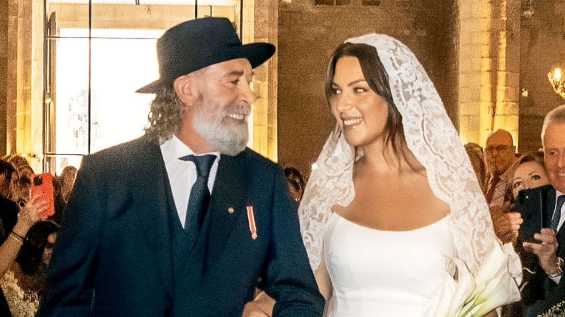 Giulia Sagliocco caminando con su padre en la Iglesia