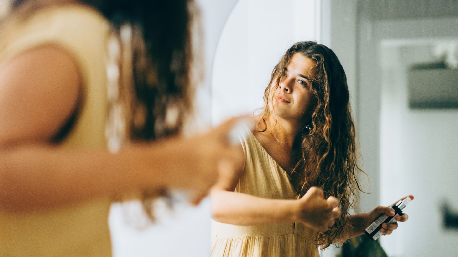 mujer baño rutina de pelo