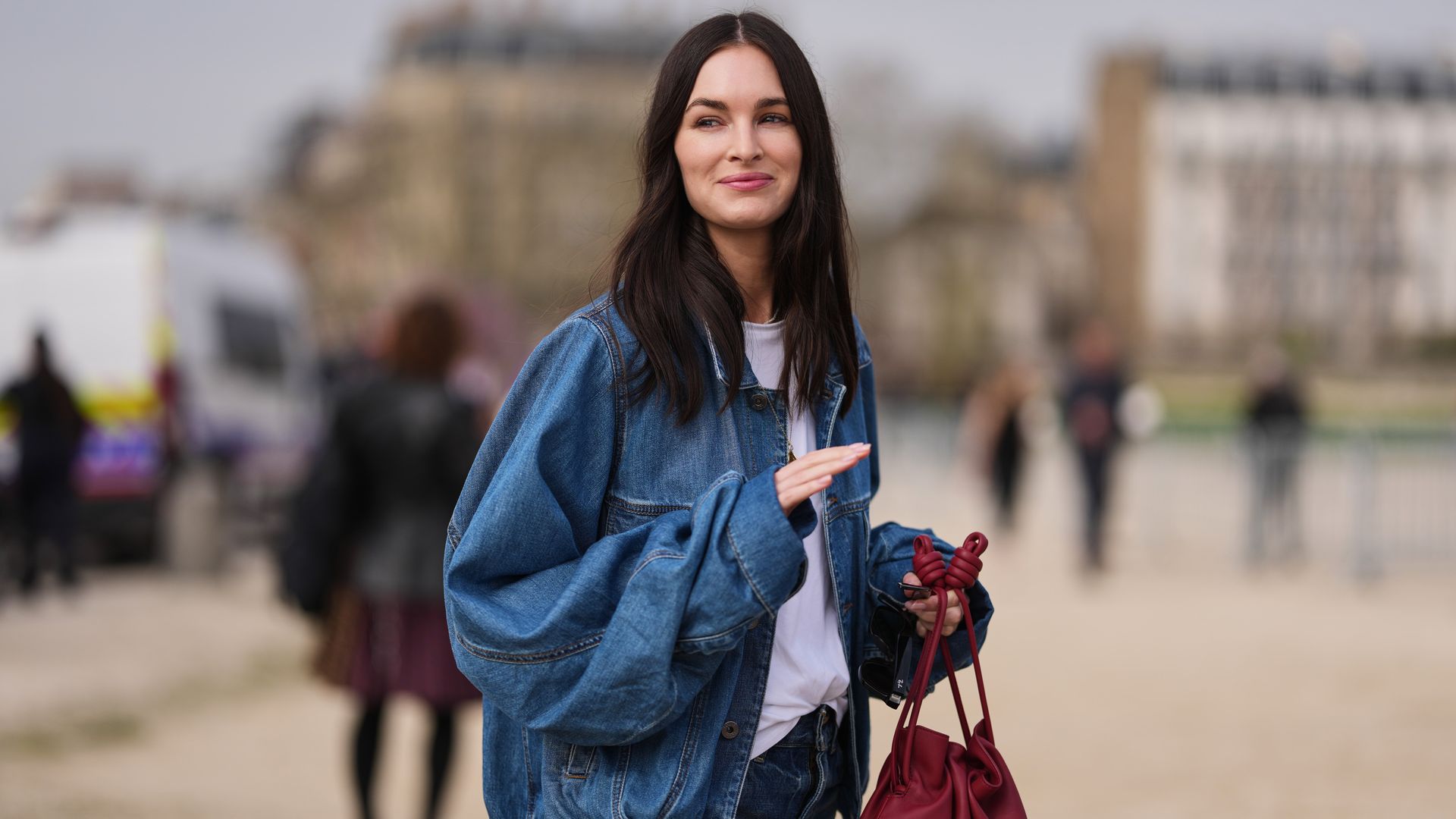 Una camiseta de tirantes básica de Zara puede resolverte todos los looks de esta semana