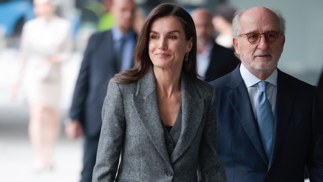 La reina Letizia con traje gris