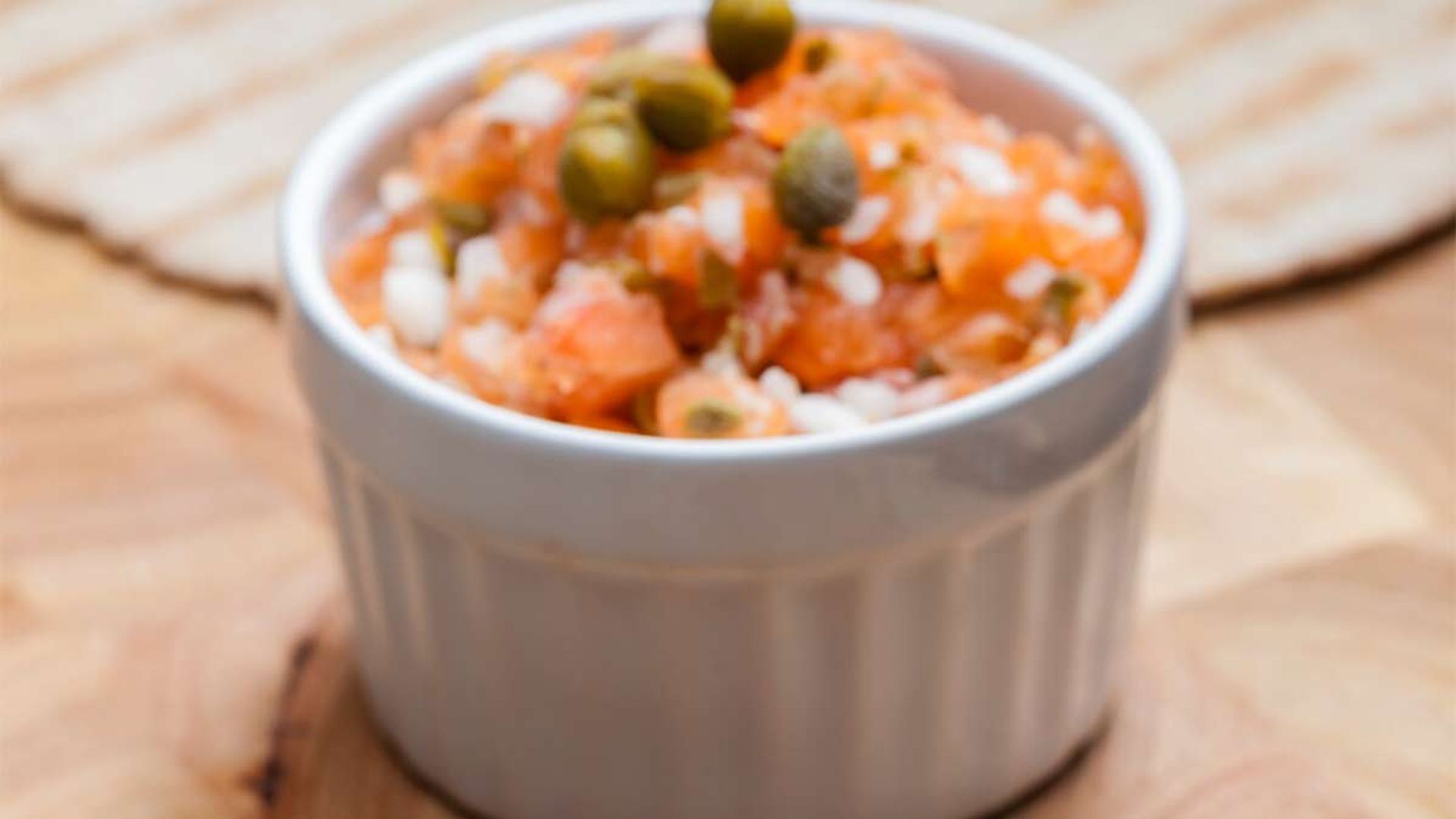 Tartar de salmón con pan árabe
