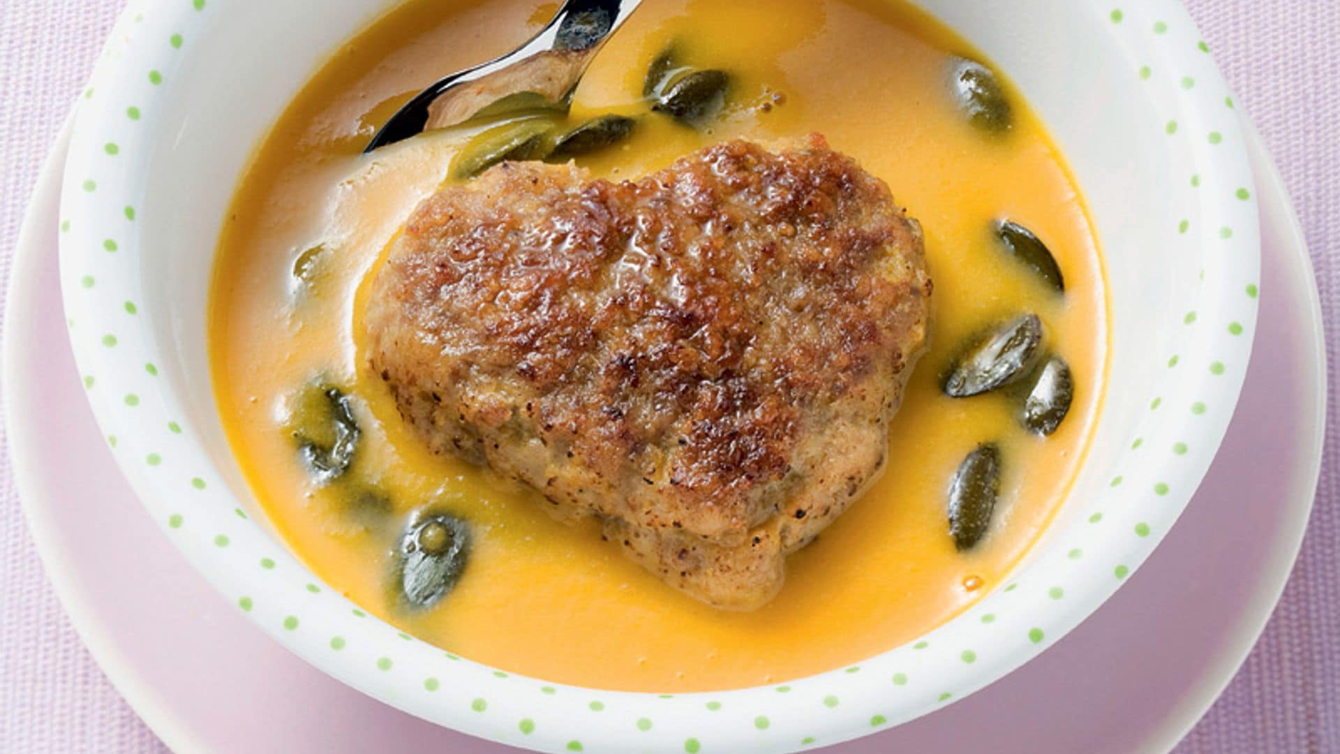 Corazón de hamburguesa con crema de calabaza