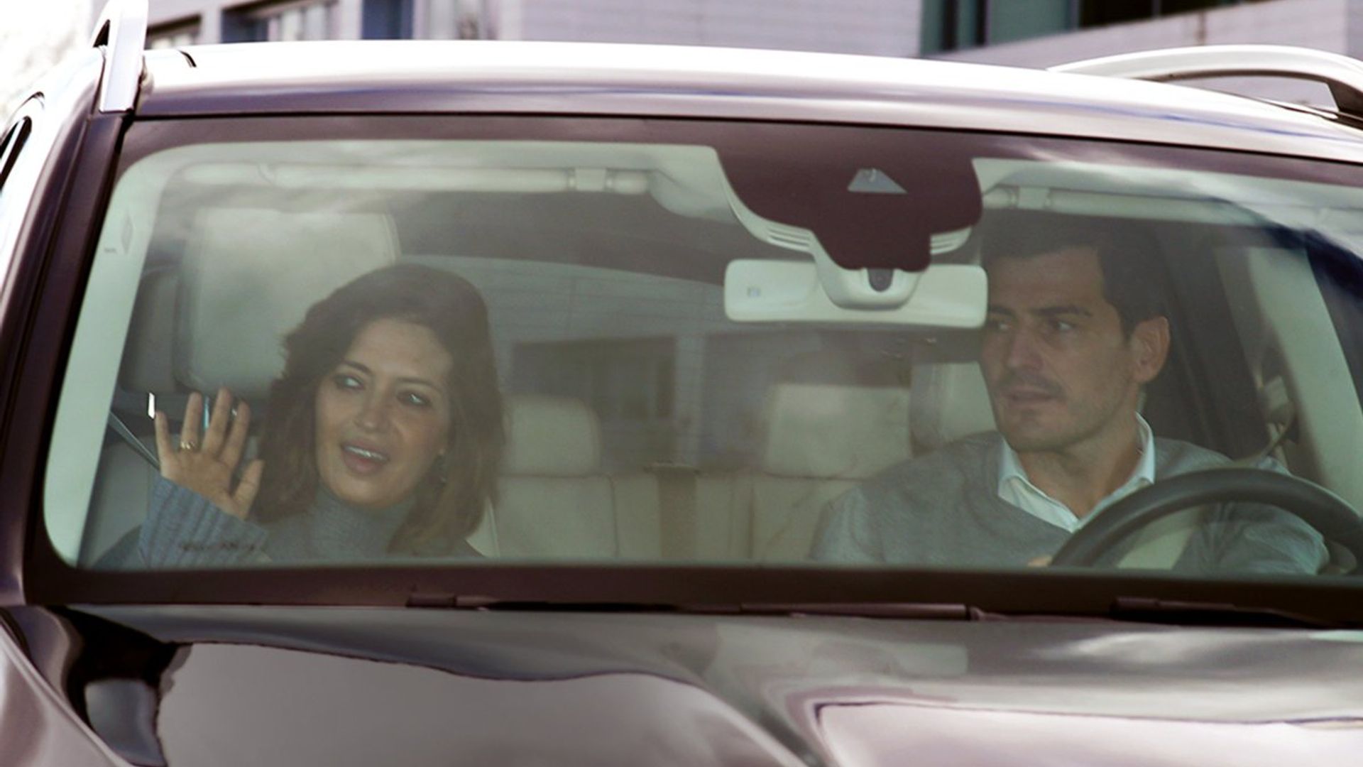 Sara Carbonero abandona el hospital, optimista y sonriente, junto a Iker Casillas