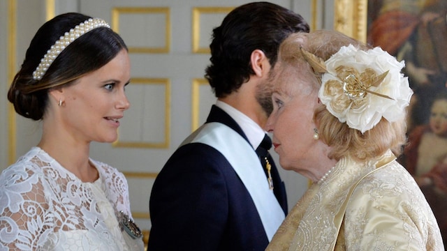 Marianne Bernadotte charlando con la princesa Sofía durante el bautizo de su hijo, el príncipe Alexander
