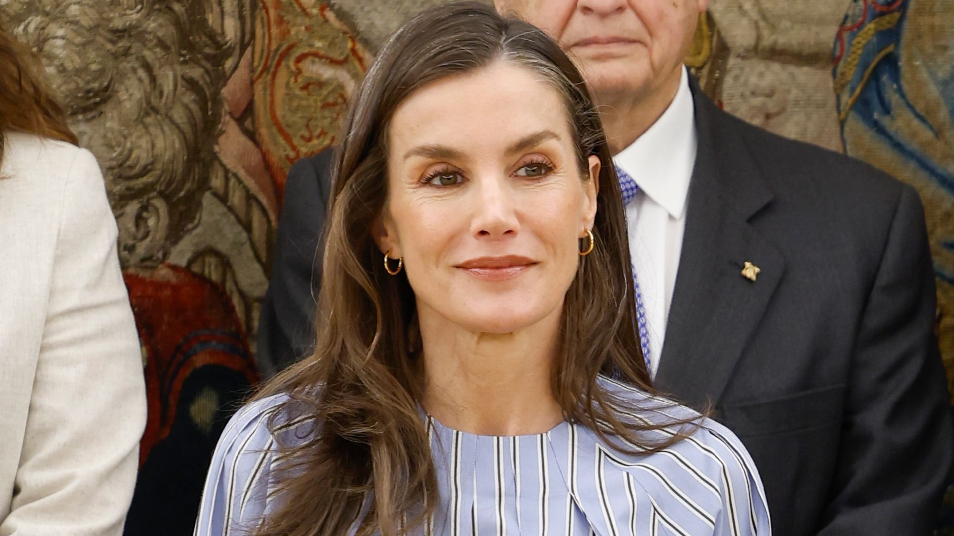 La reina Letizia apuesta sobre seguro y recupera su blusa española de rayas para poder llevar pantalón negro en primavera