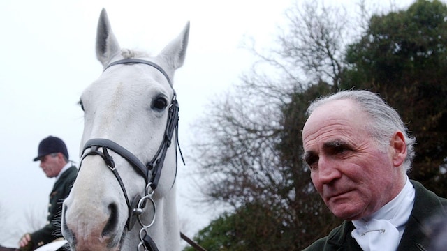 Primer plano de Ian Farquhar con un caballo blanco