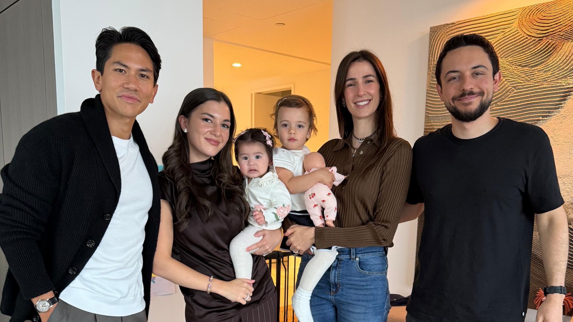 Los príncipes herederos Hussein y Rajwa de Jordania posan junto al príncipe Abdul Mateen, recientemente nombrado ministro de Asuntos Exteriores de Brunéi, la princesa Anisha y su hija Zahra