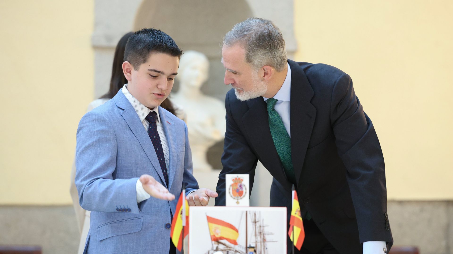 El rey Felipe VI con uno de los ganadores del concurso ¿Qué es un Rey para ti? 