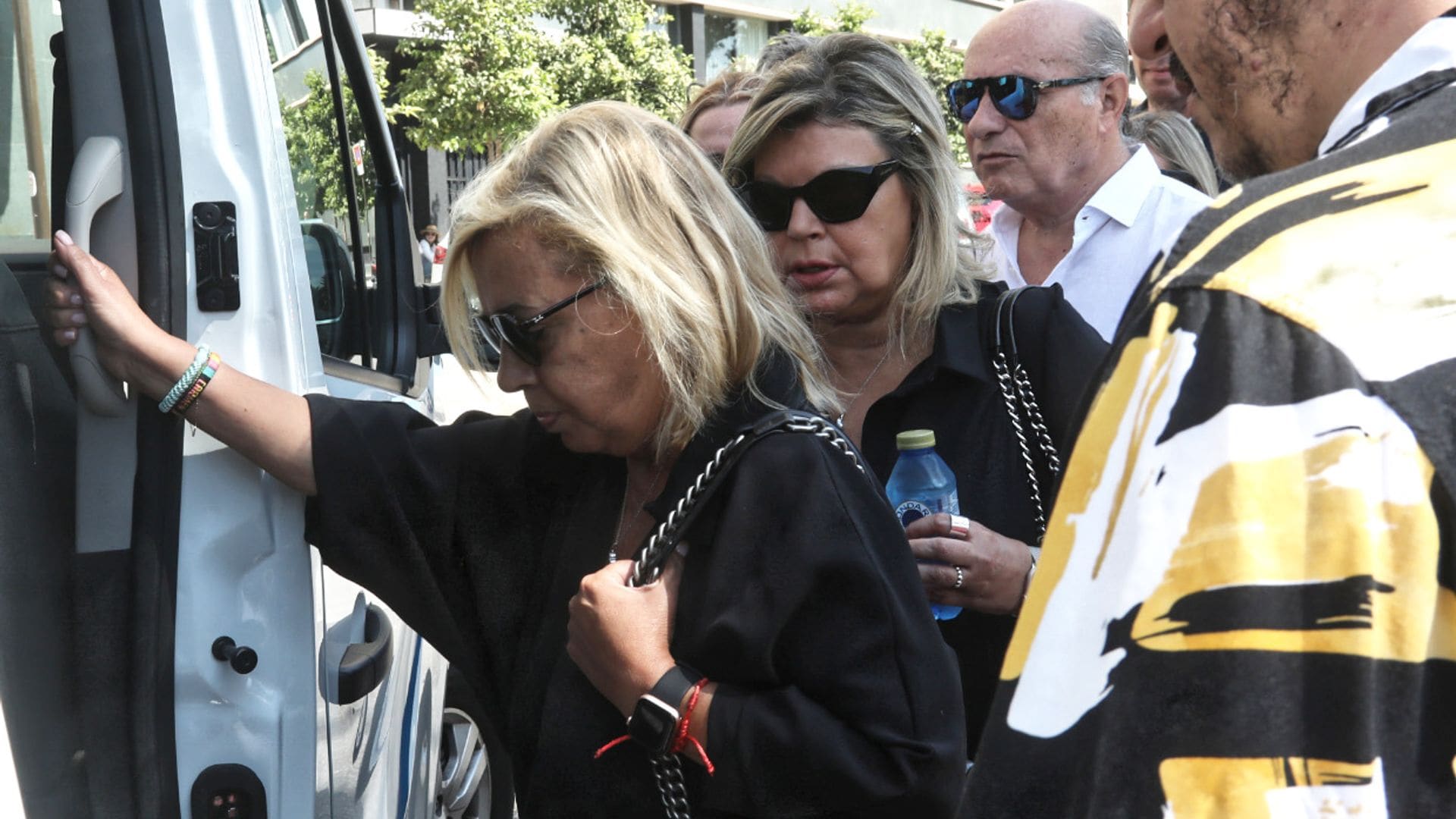 Terelu y Carmen depositan las cenizas de María Teresa Campos en la Hermandad de la Paloma cumpliendo su deseo