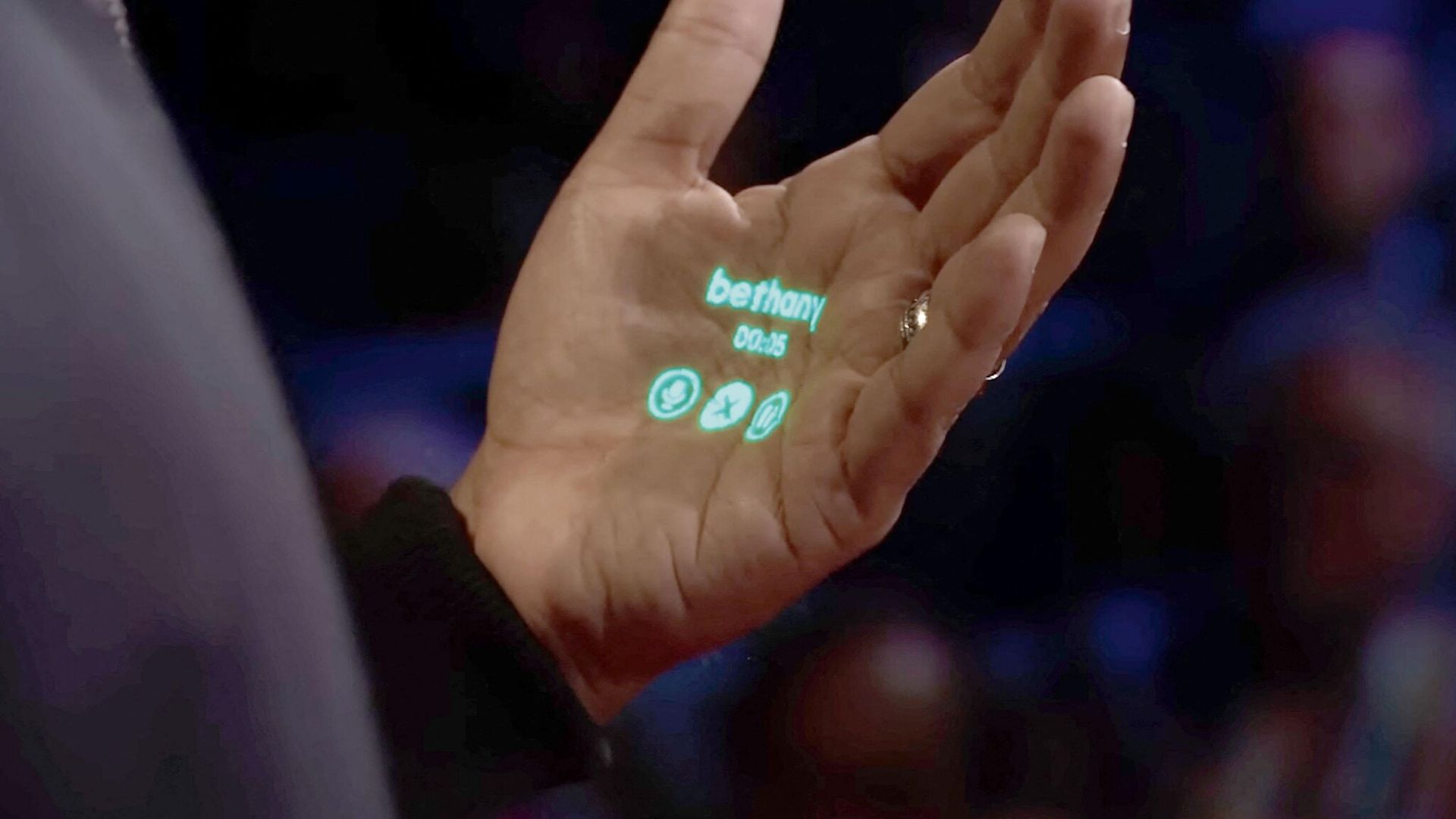 Así es el complemento de moda del futuro: un pin de inteligencia artificial