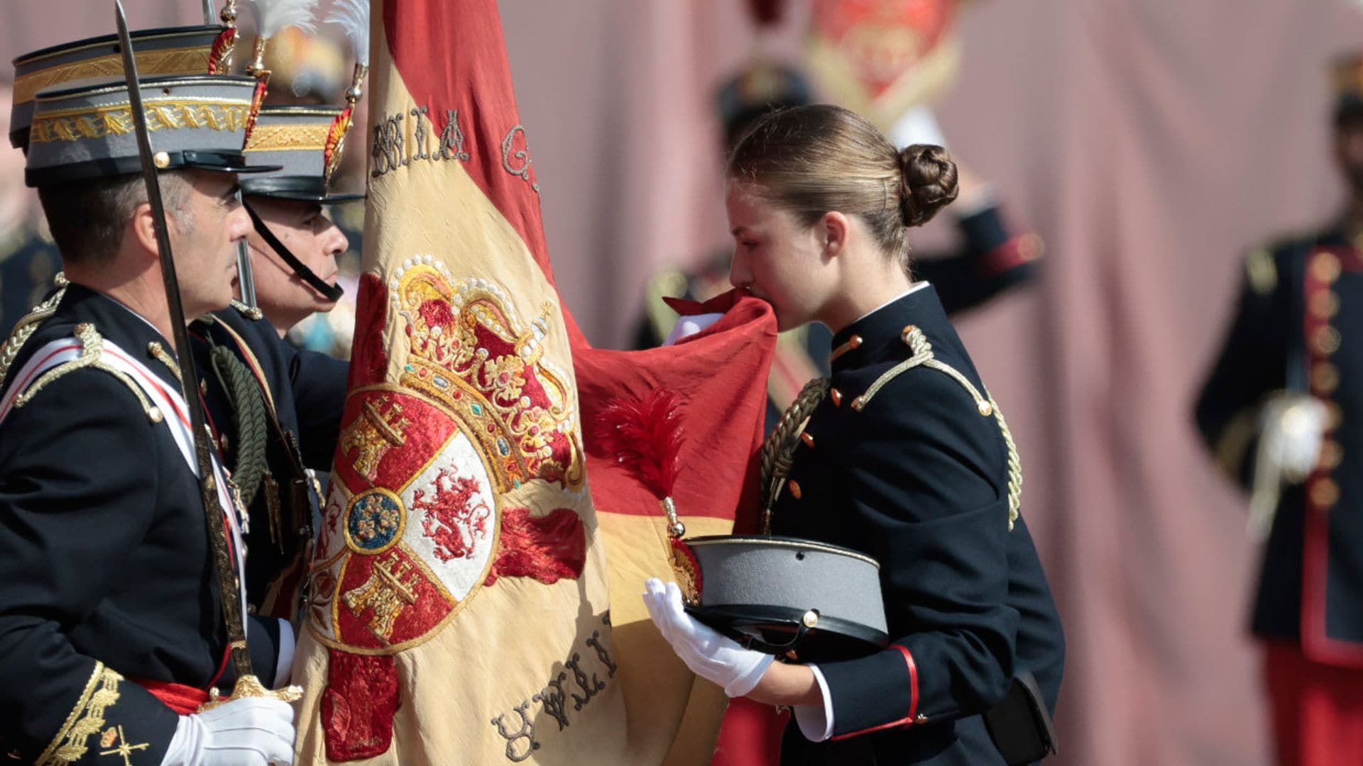 Todas las imágenes de la princesa Leonor jurando bandera en un solemne acto presidido por los Reyes