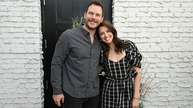 Plano medio de Katherine Schwarzenegger y Chris Pratt posando juntos