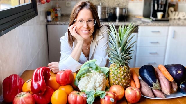 Bàrbara Munar, nutricionista, en su cocina con alimentos