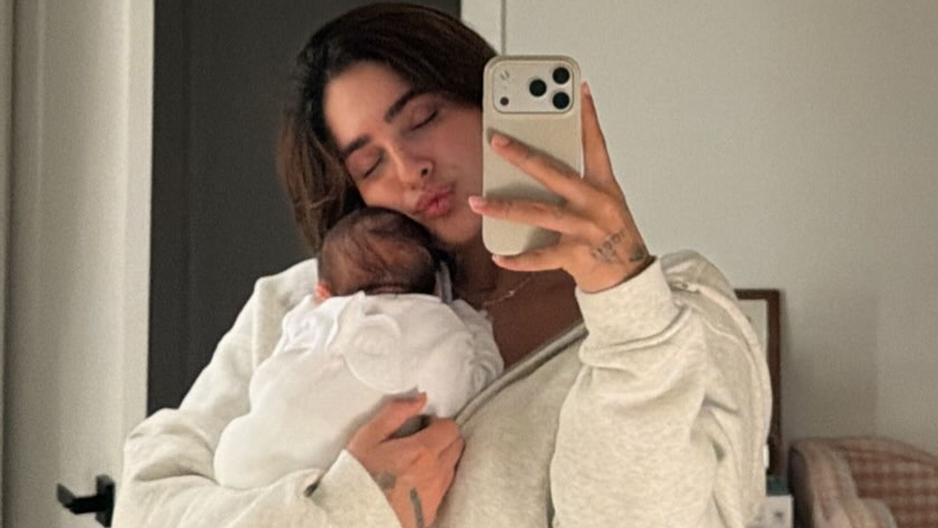 Isabella Ladera compartió tiernas fotos junto a su bebé Koa.