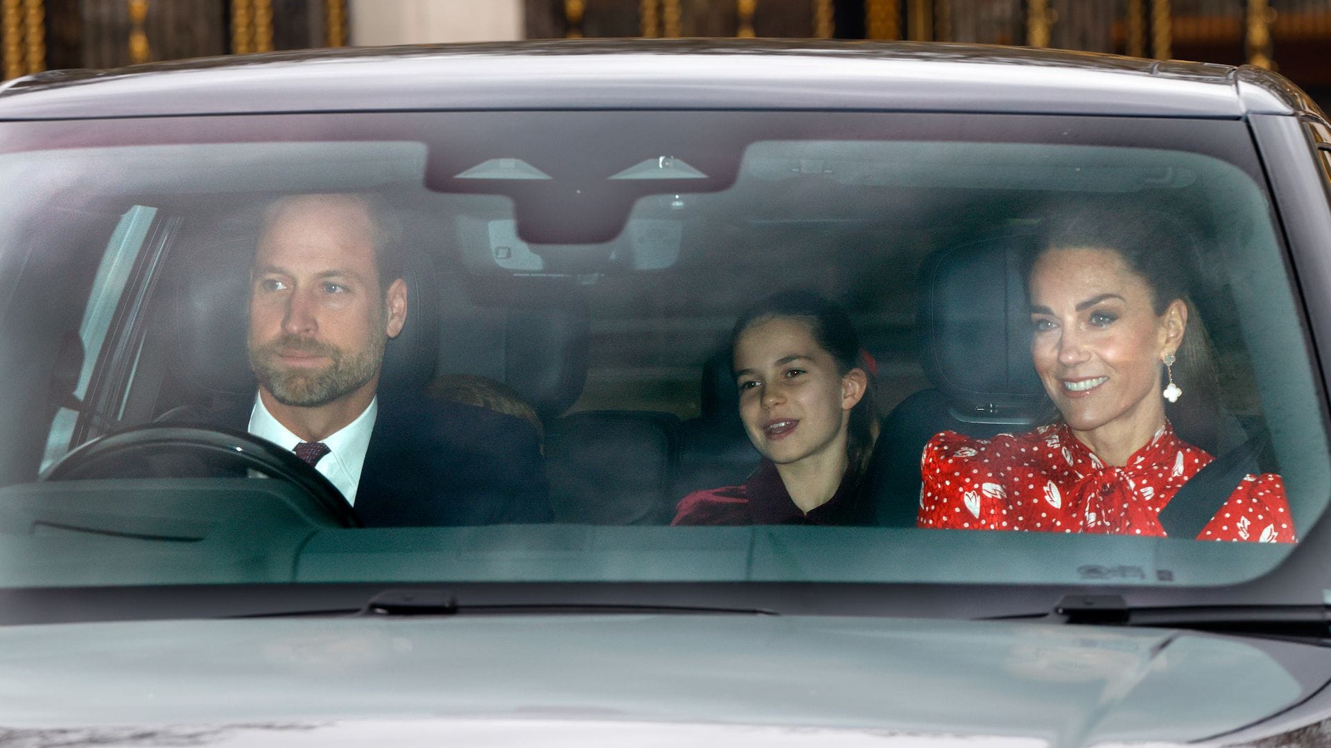 El príncipe William y la princesa Kate acudieron con sus hijos al almuerzo ofrecido por el rey.