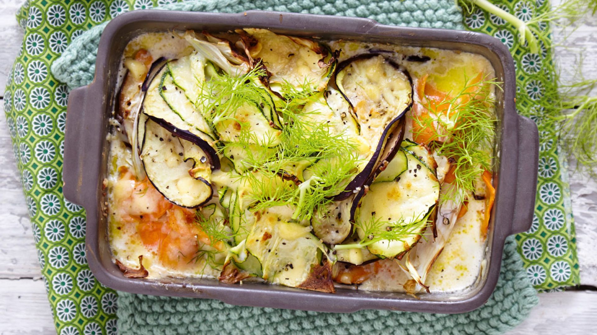 Verduras horneadas con gambas y queso
