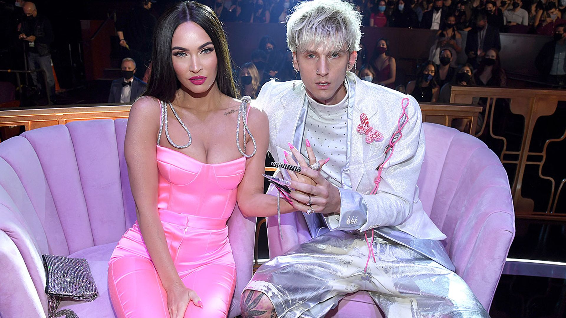 Meghan Fox se quita el anillo de boda, pero aún no ha roto su compromiso con Machine Gun Kelly