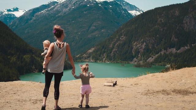 madre con hijos de excursi n en la monta a 