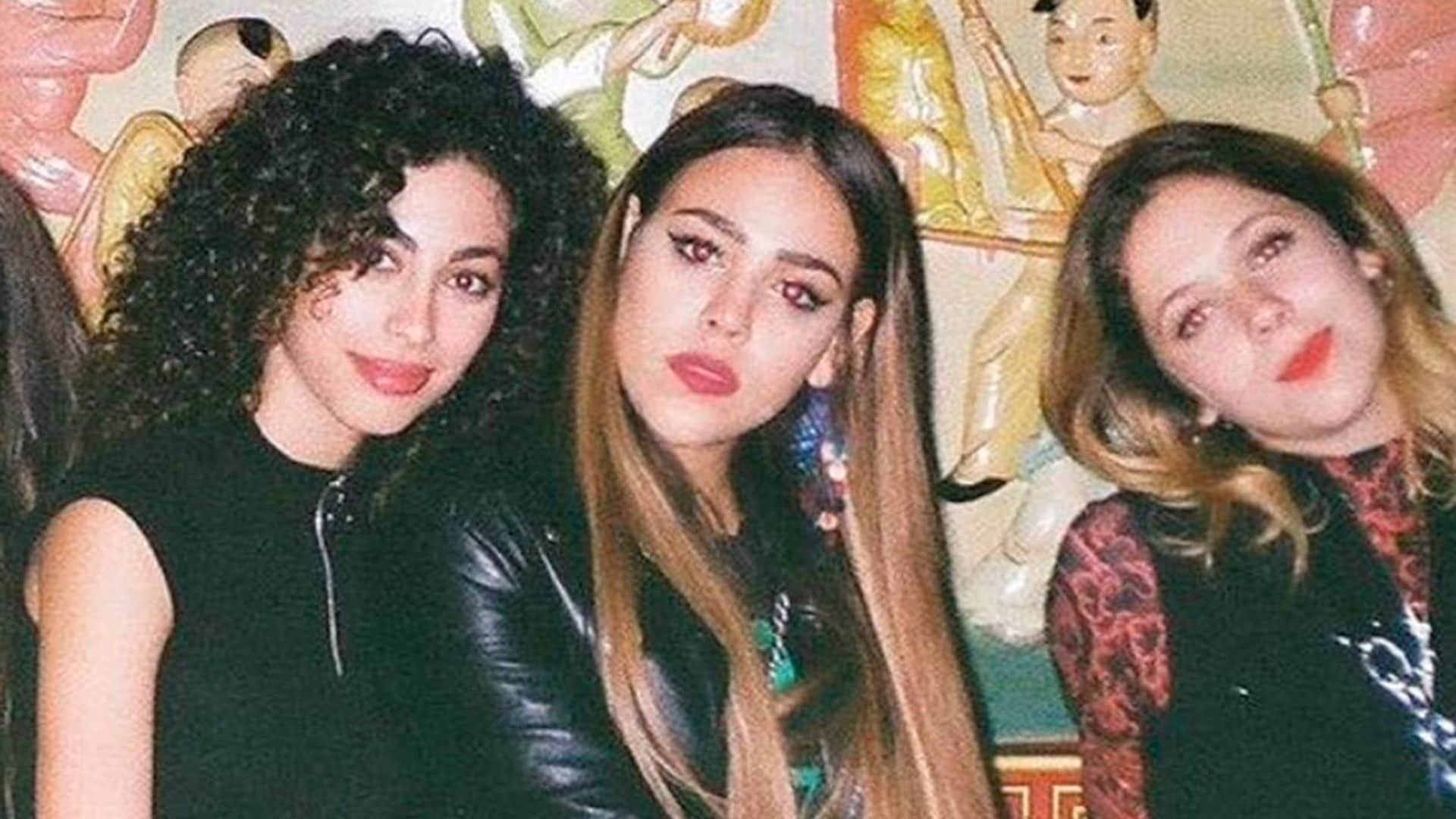 Las actrices de 'Élite, noche de chicas entre risas y juegos de mesa