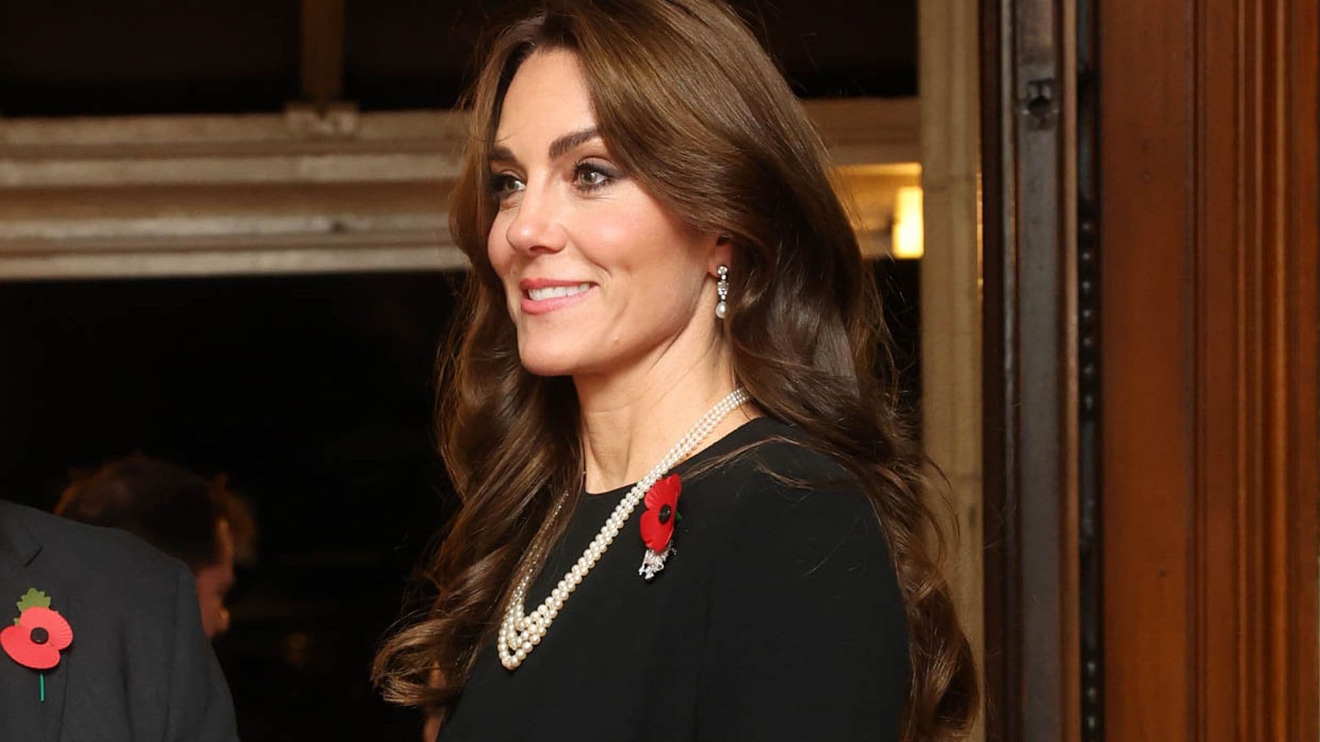 La princesa de Gales repite estilismo con un sobrio vestido negro y un collar de perlas de la reina Isabel