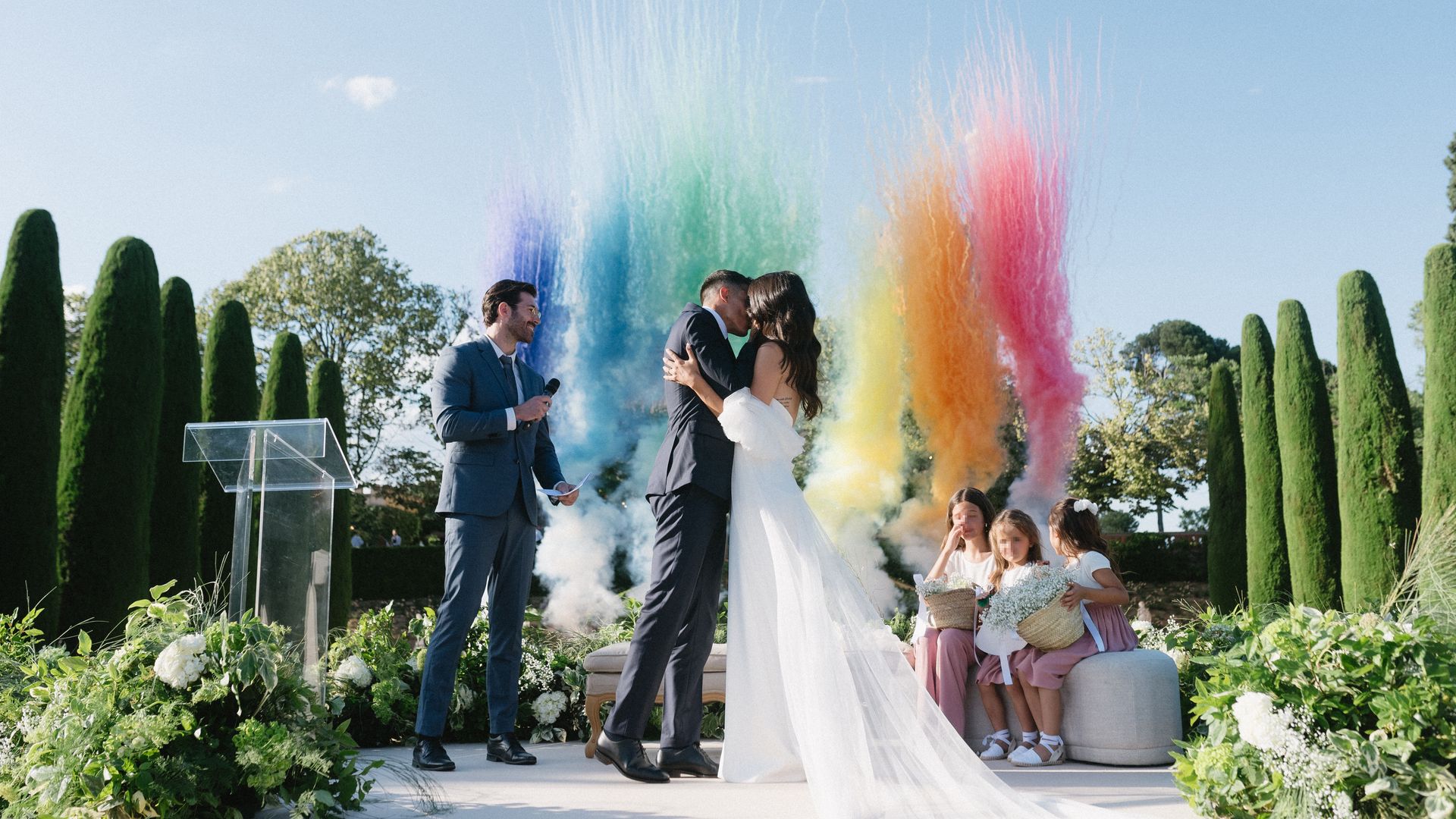 La impresionante boda del futbolista Cristian Tello y Lorena López con fuegos artificiales, trajes led y animales XL