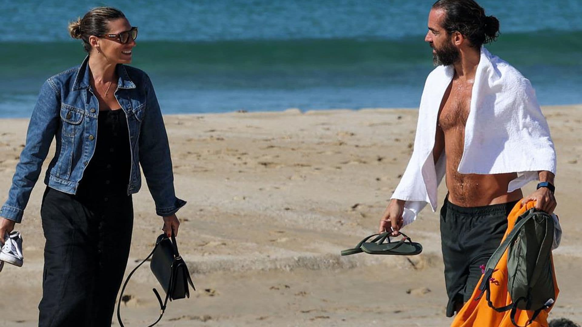 Eugenia Osborne y Miguel Barreiro: les descubrimos en su escapada de otoño a la playa