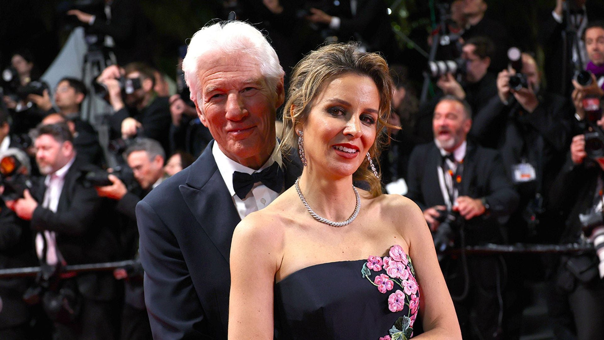 Richard Gere y su mujer Alejandra: triunfal noche en Cannes con beso de película y la presencia del hijo mayor del actor