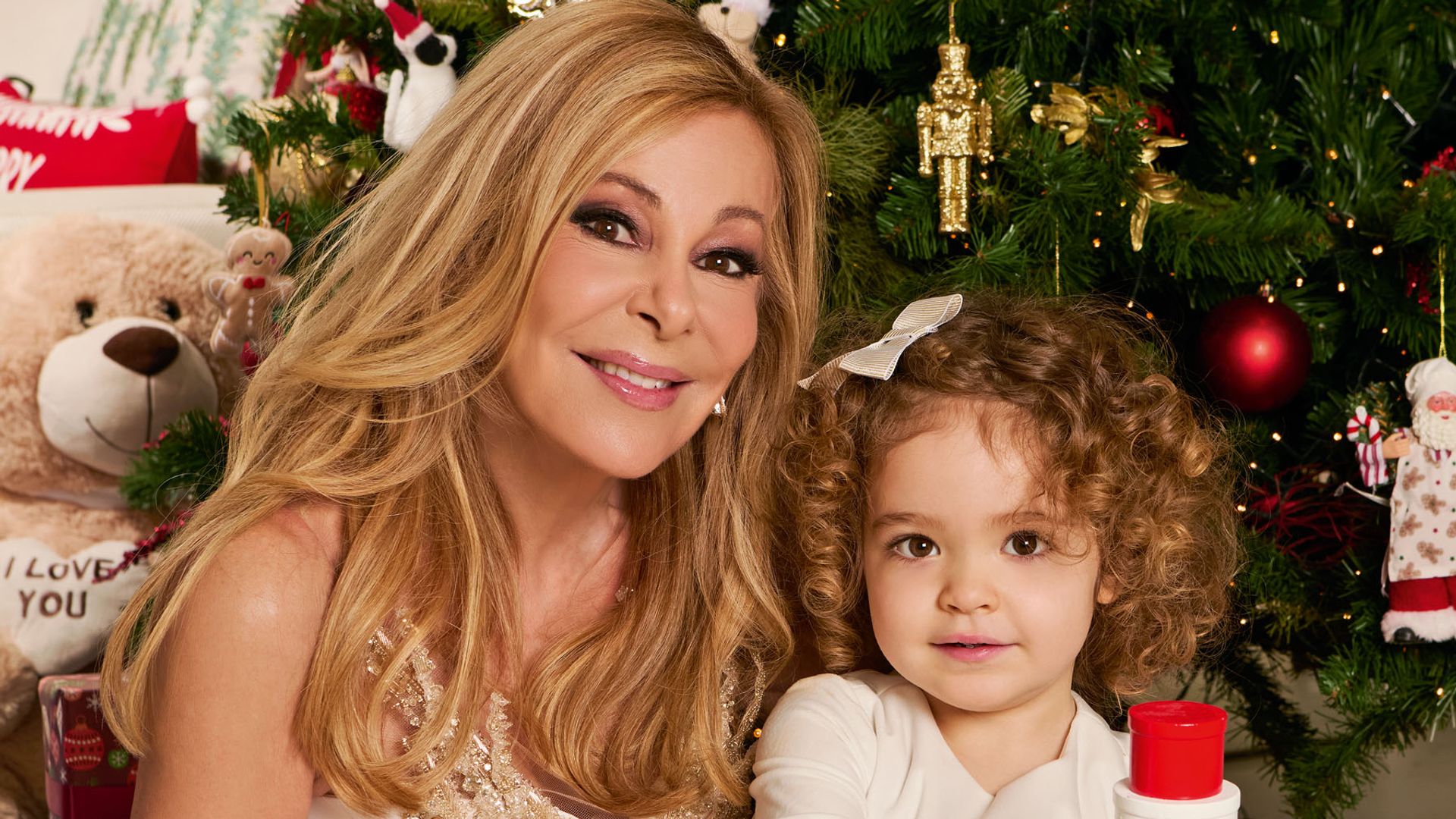 Ana Obregón con su nieta, posando por Navidad