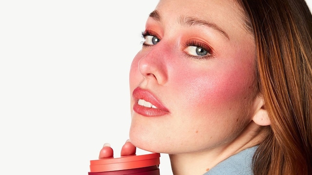 Rostro de mujer con colorete rosa de 3INA