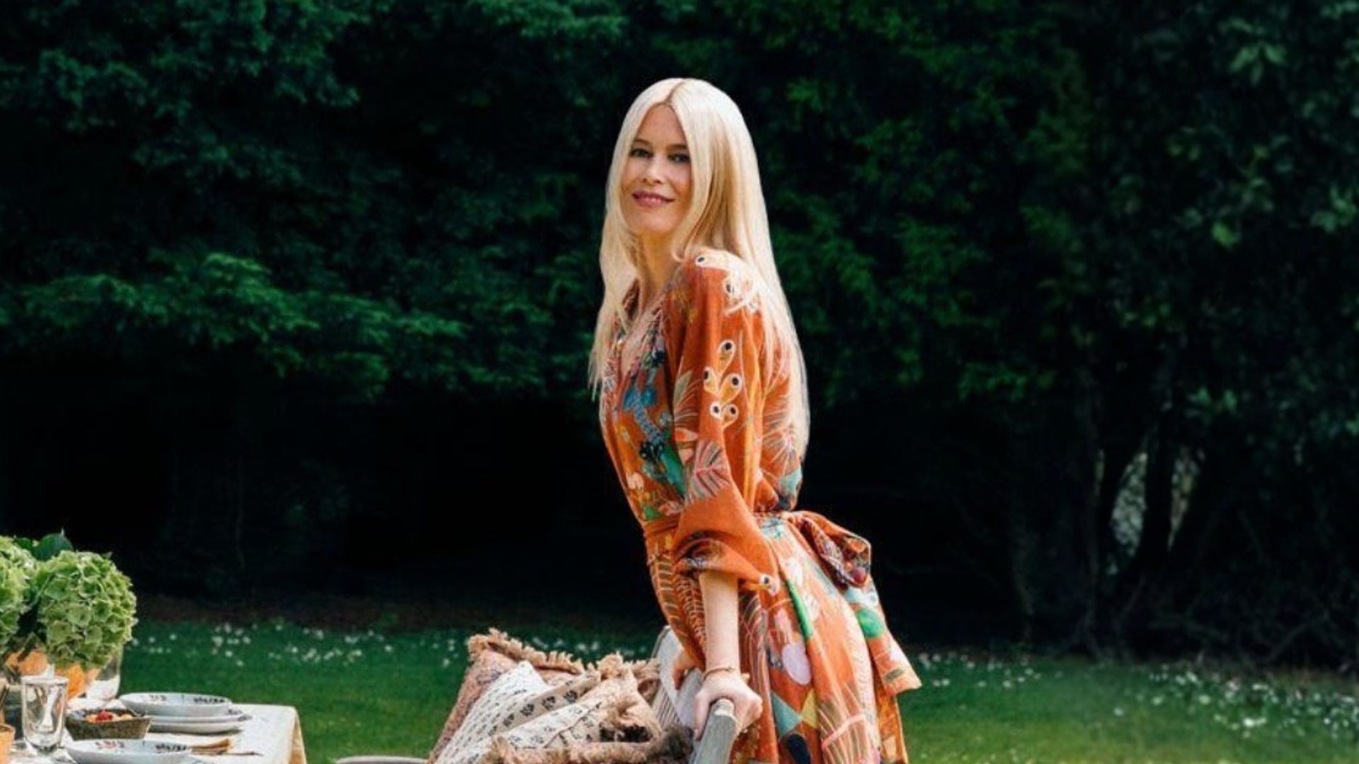 Claudia Schiffer, la modelo que pudo ser princesa, sorprende en su casa de campo de los Cotswolds con un vestido muy primaveral (y guiño español)