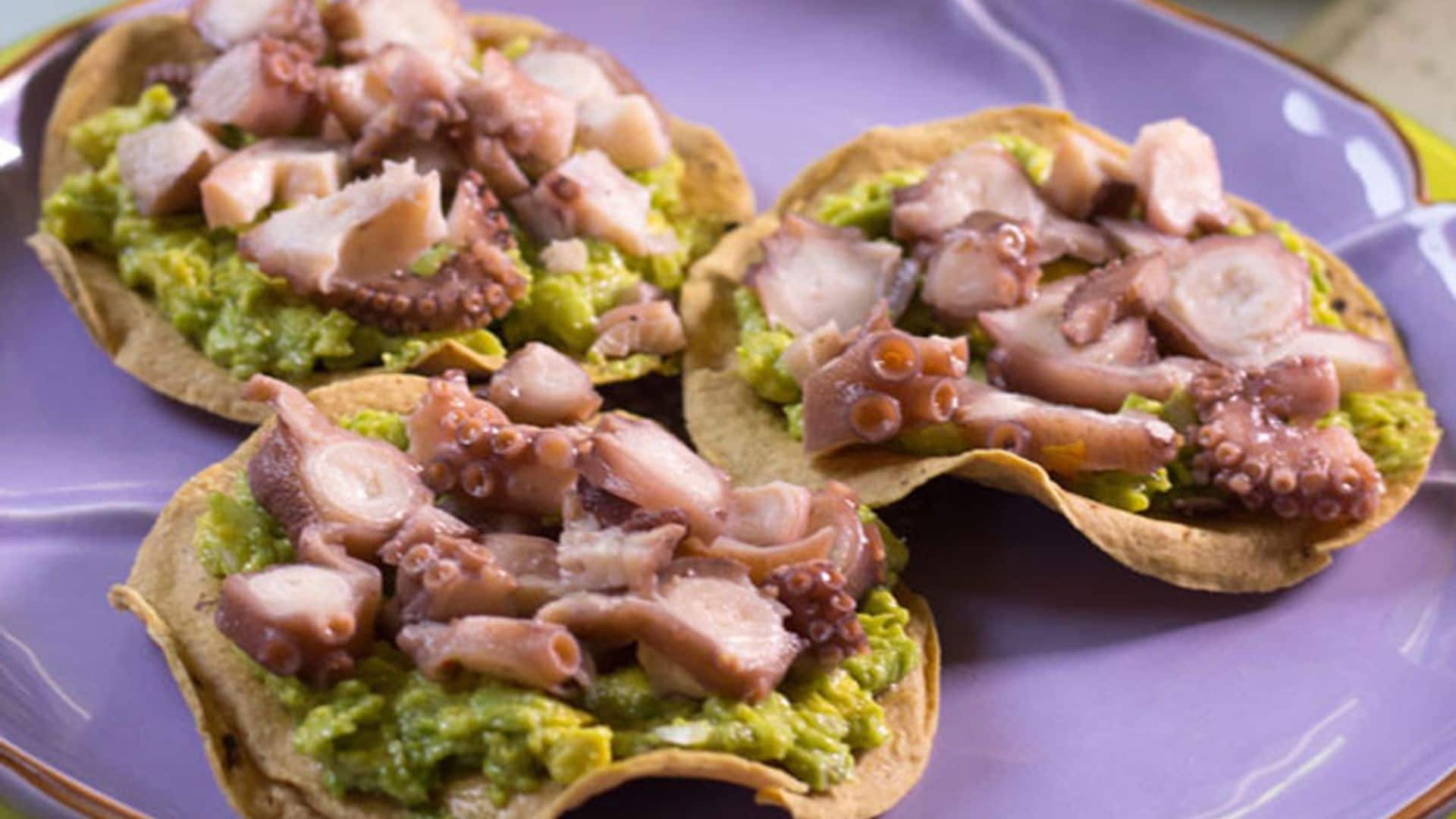 Tacos de pulpo sobre guacamole