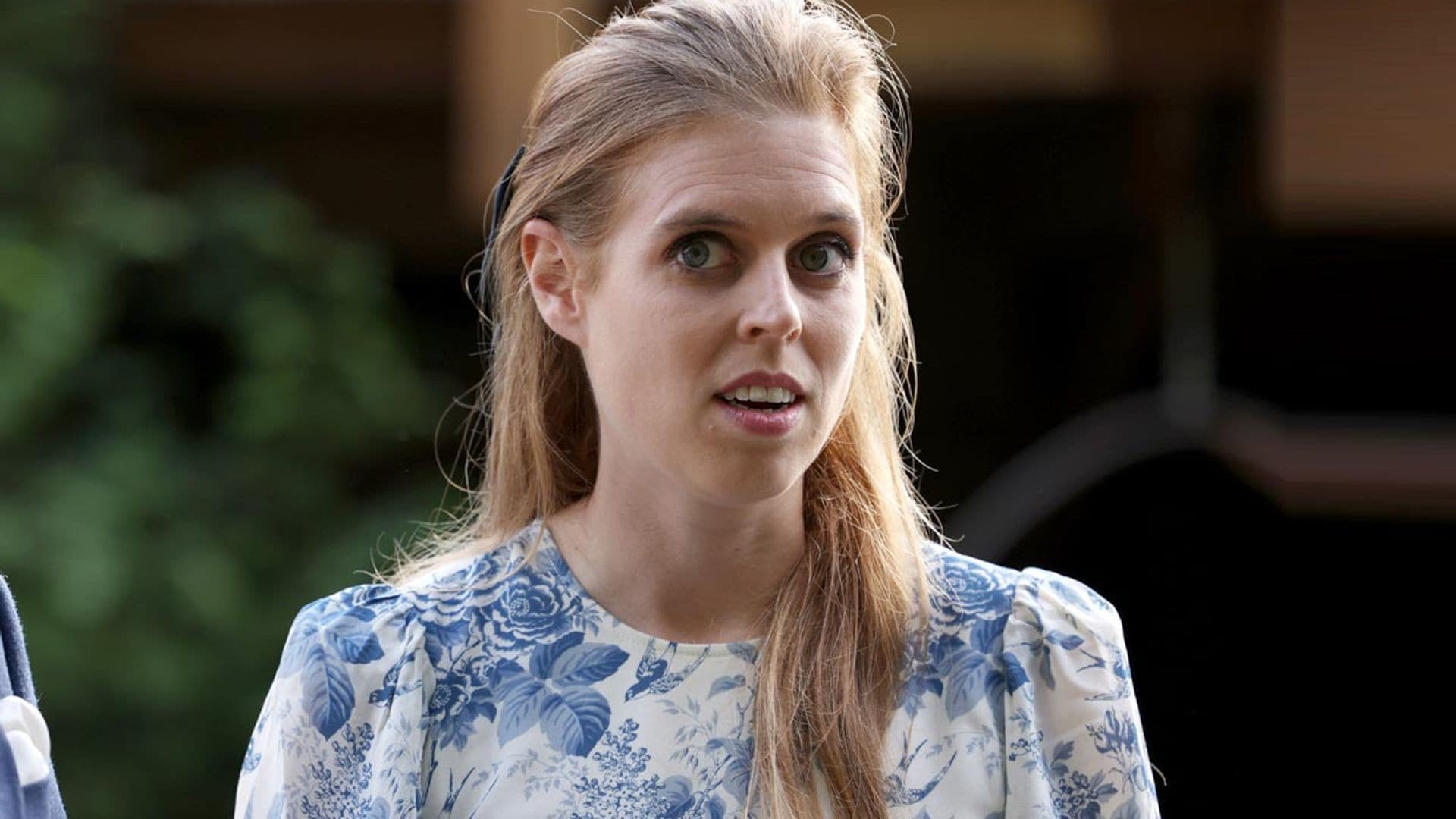 Beatriz de York, una princesa muy romántica con su nuevo vestido de flores y accesorios de Zara