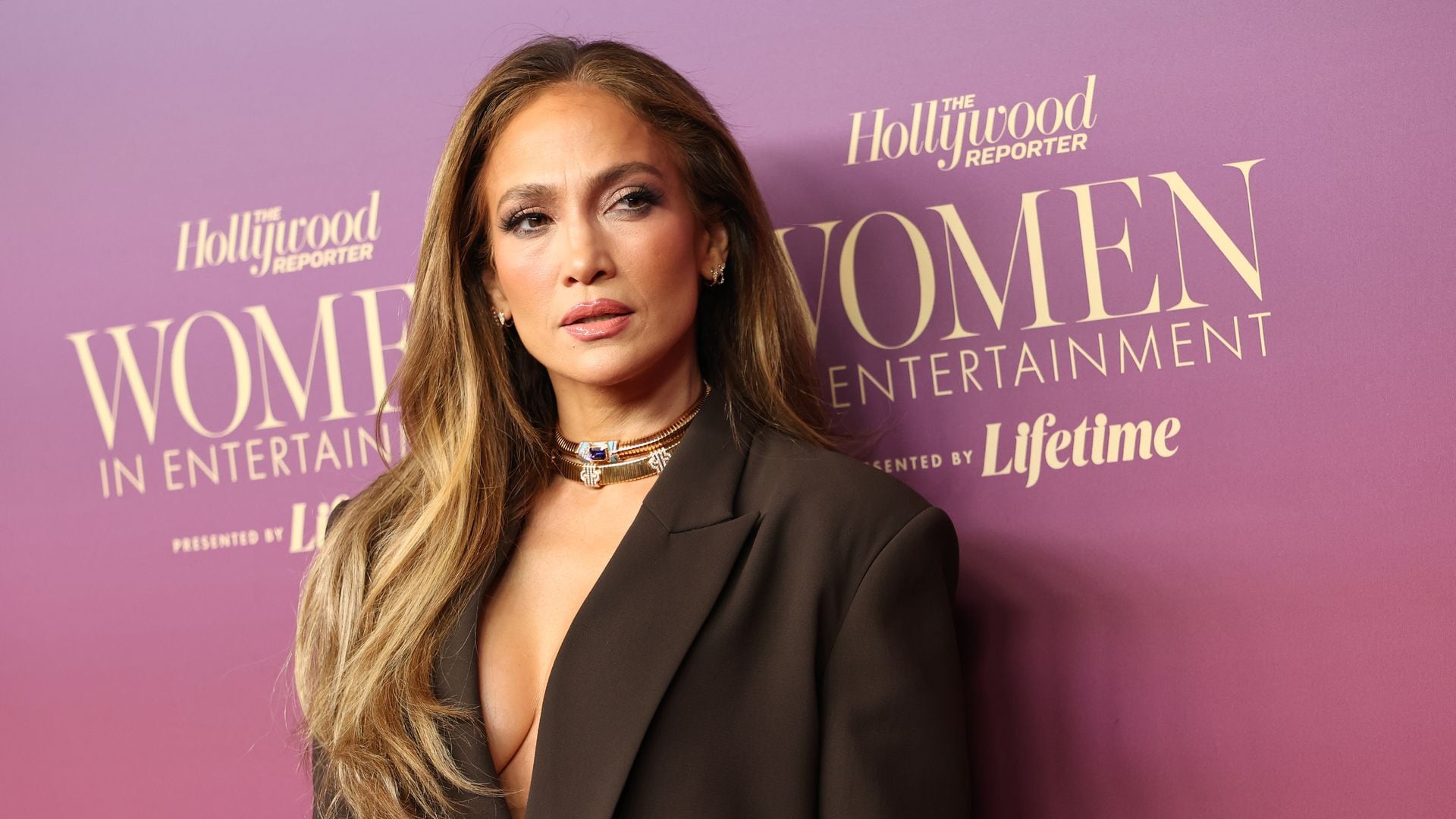 Jennifer Lopez arranca el año reviviendo uno de sus escotes más emblemáticos