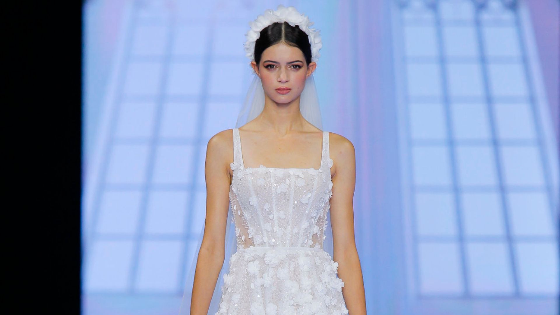 Woná Concept & Eva Lendel enamoran con sus diseños (y sus escotes) a las novias más actuales