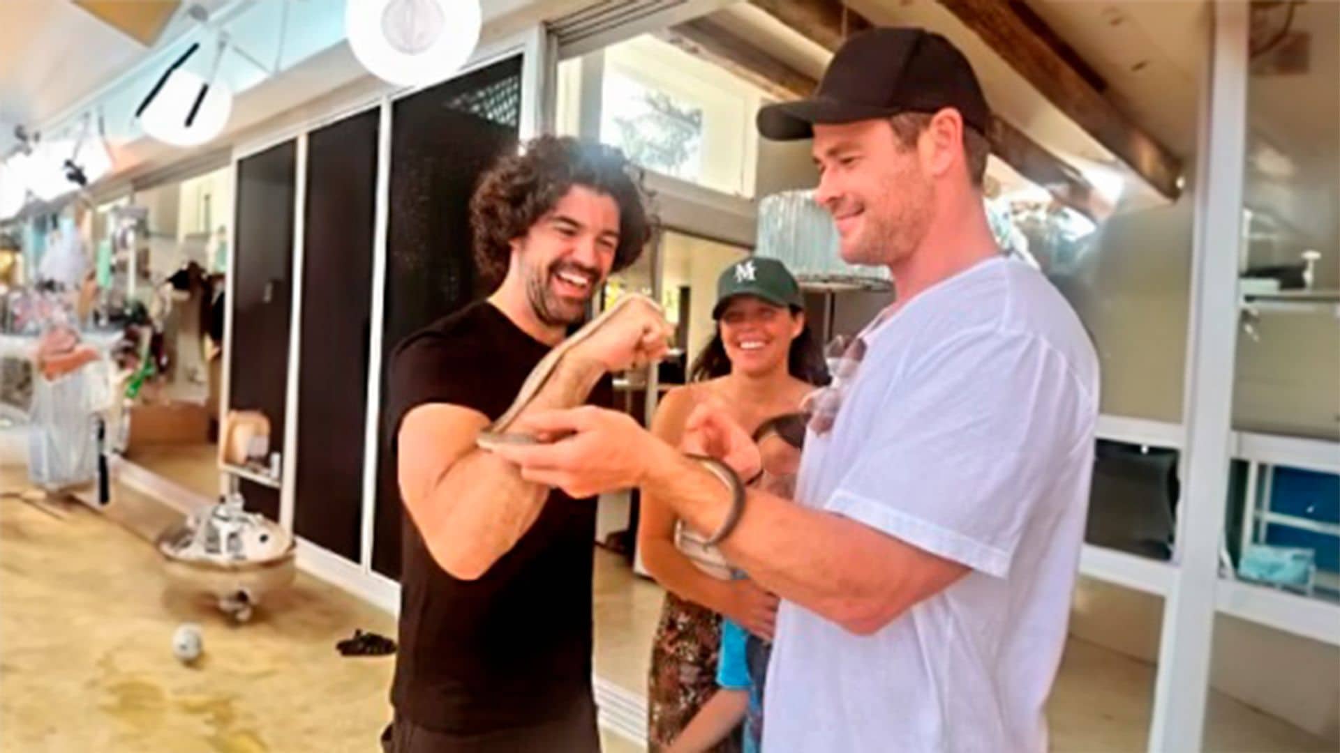 El divertido vídeo de Elsa Pataky y Chris Hemsworth salvando a Miguel Ángel Muñoz, ¡de una serpiente!