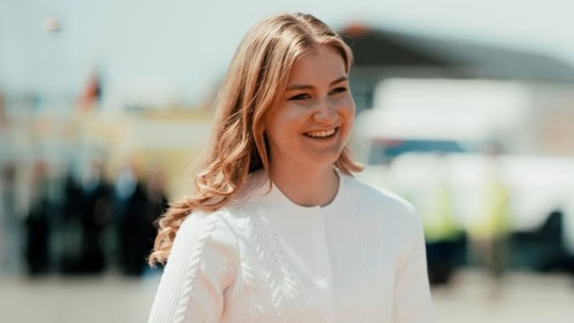 Elisabeth de Bélgica recibe al emperador de Japón con un vestido blanco impecable que confirma su estilo como futura reina.