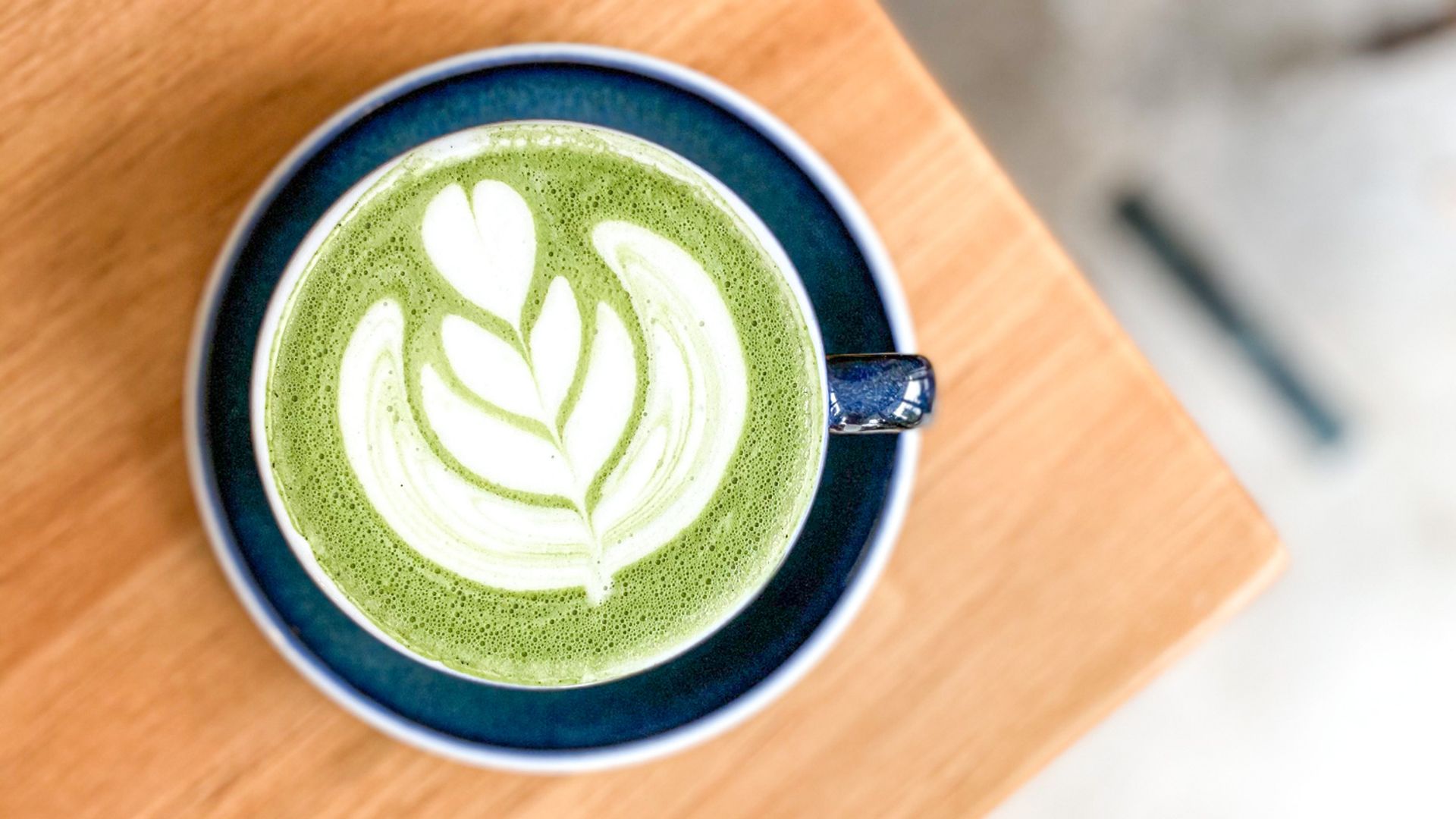 Matcha Latte en mesa de madera, en fotografía cenital.