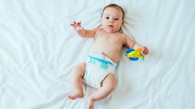 beb en la cama con dermatitis de pa al 