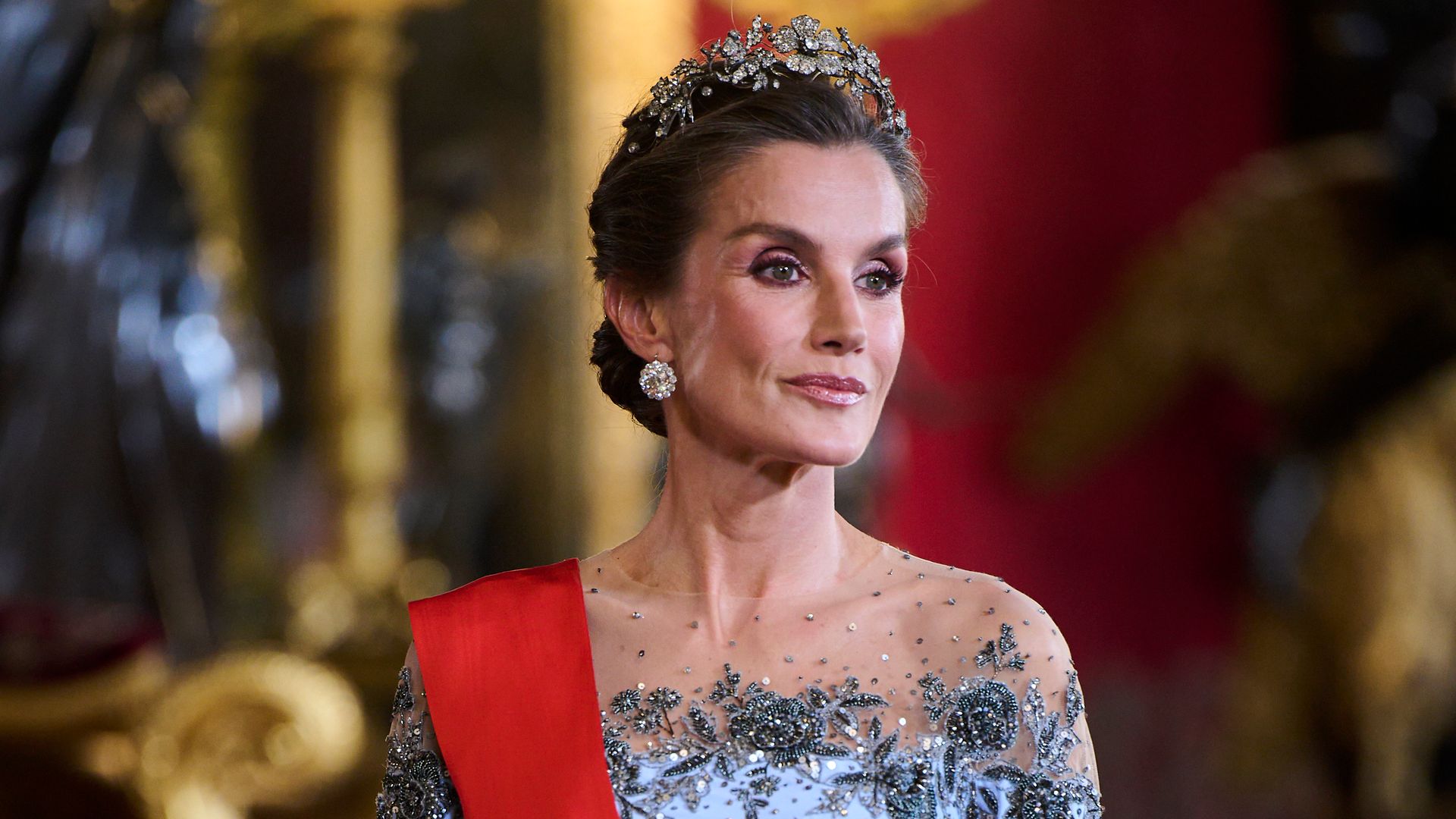 La reina Letizia en la cena de gala en el Palacio Real en honor de los Macron