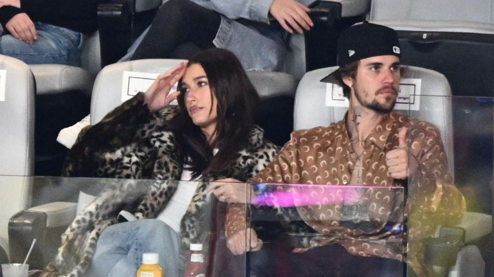 Hailey Bieber y las hombreras ‘oversized’ son uno mismo