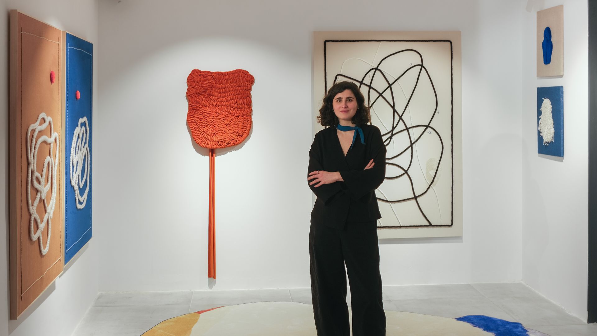 Así es Koral Antolín, la artista que hay detrás de los cuadros textiles más bonitos de Malasaña