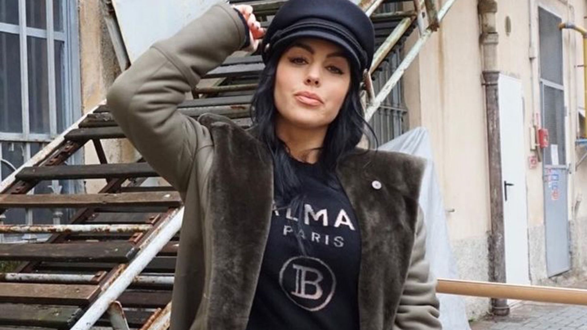 Con vaqueros o 'leggings', Georgina Rodríguez recicla su complemento más parisino