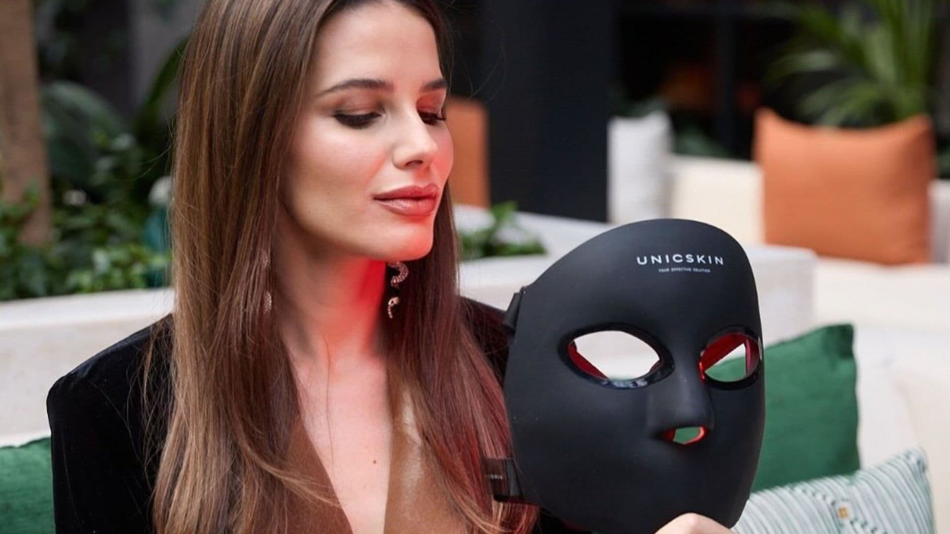 Mujer con máscara Led de UNICSKIN en la mano