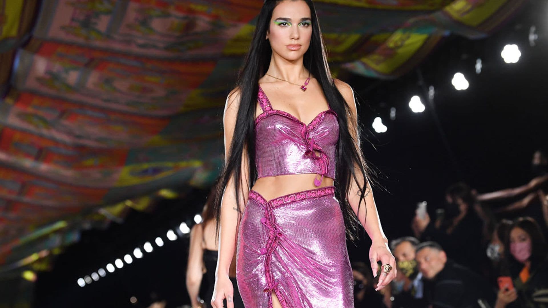 Dua Lipa cambia el micrófono por las pasarelas en compañía de Gigi Hadid y Naomi Campbell