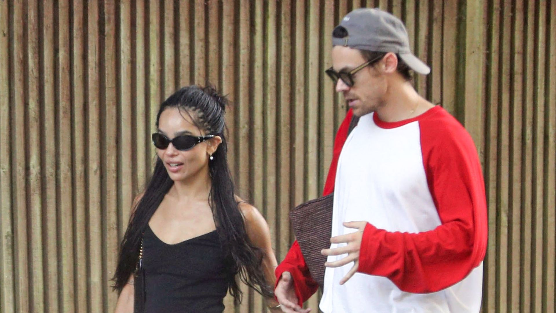 Harry Styles finaliza su residencia en Wembley y disfruta de un merecido día libre con su prometida Zoë Kravitz, en Londres.