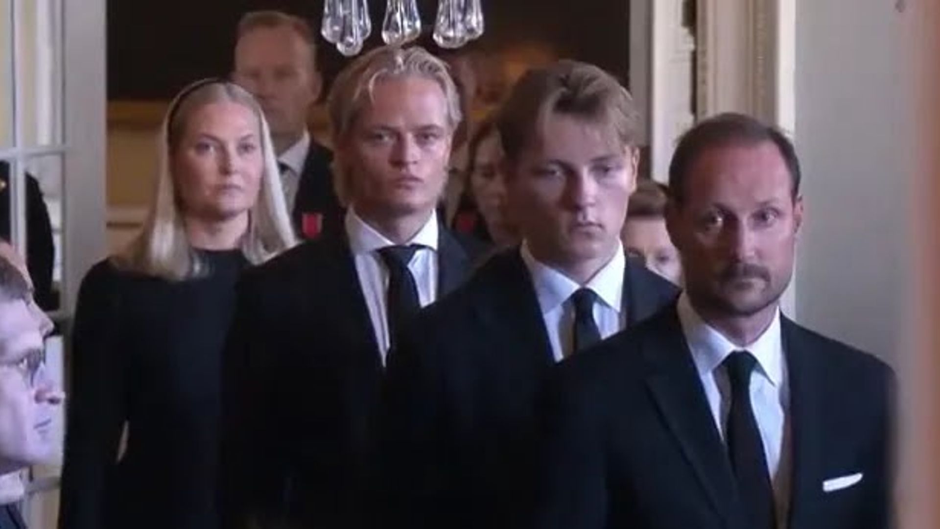 Los miembros de la Familia Real trasladan el féretro de Harald V